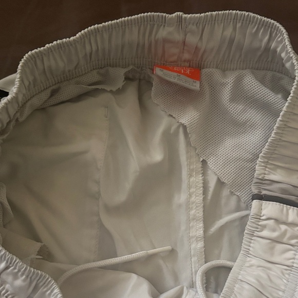 Nike Men's White Athletic 3/4 Shorts - Picture 3 of 5